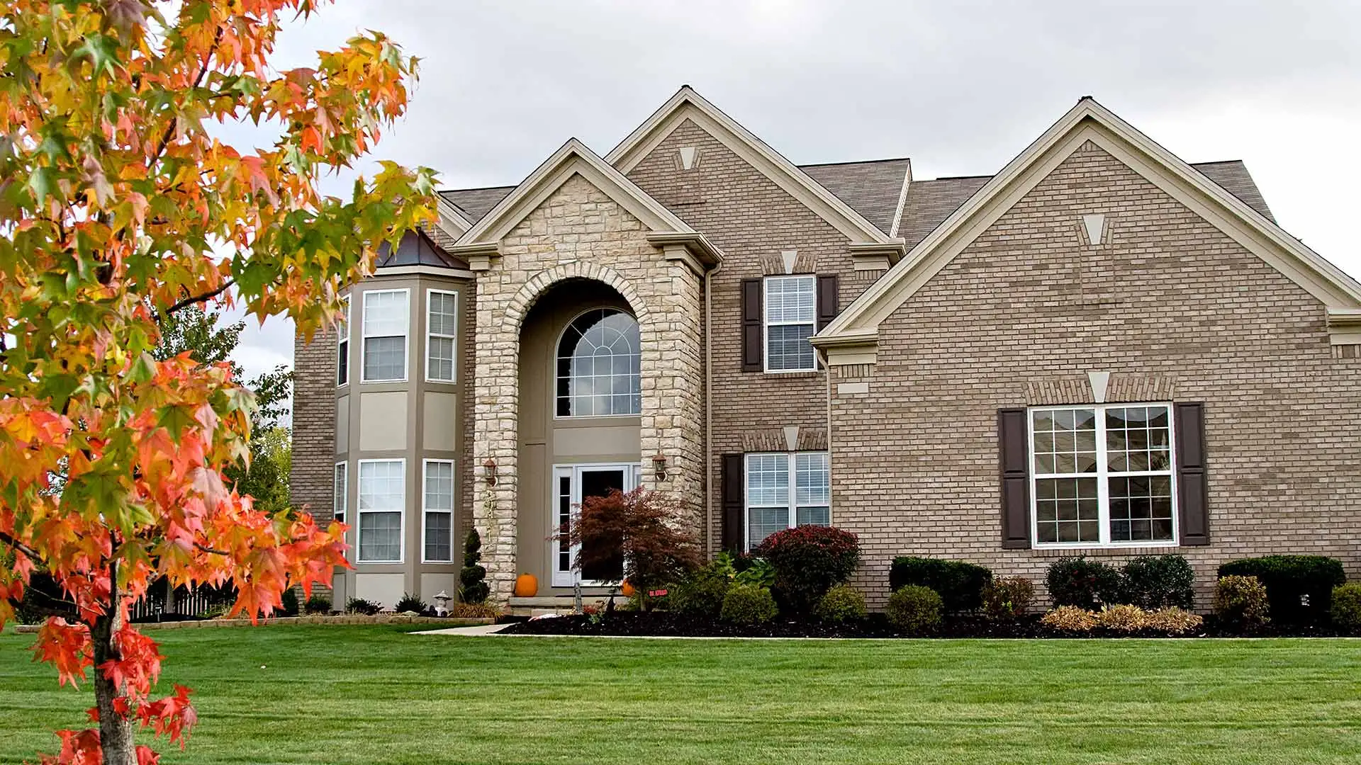 Beautifully mowed lawn and brick home in Richardson, TX.